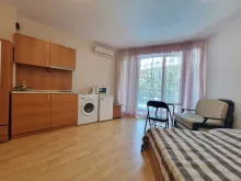 Студия с видом на бассейн
