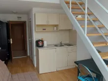 диван и лестница