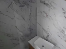 Ванная комната с туалетом и душевой кабиной.
