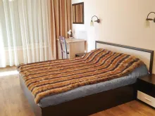кровать в спальне