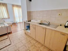 вид на гостиную и кухню