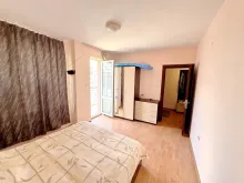 кровать в спальне