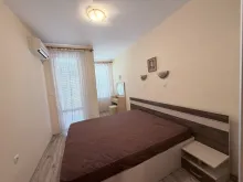 кровать в спальне