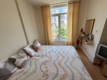 кровать в спальне