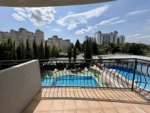 терраса с видом на бассейн