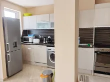 вид на гостиную и кухню