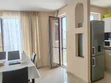 вид на гостиную и кухню