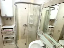 ванная комната с туалетом и душевой кабиной.