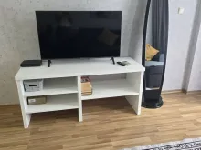 телевизор и зеркало в комнате