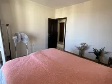 кровать в комнате
