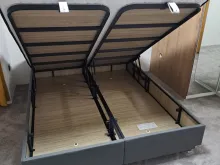 кровать в спальне