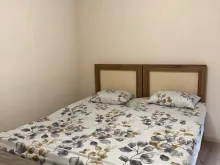 кровать в спальне