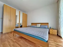 кровать в спальне