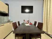 вид на гостиную и кухню