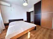 кровать в спальне