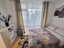 кровать в спальне