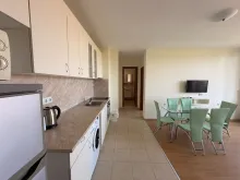 вид на гостиную и кухню