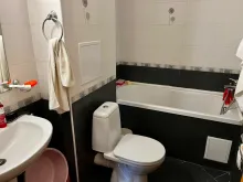 ванная комната с туалетом и душевой кабиной.