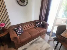 диван в комнате