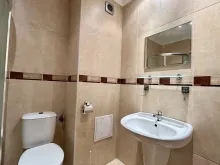 ванная комната с туалетом и душевой кабиной