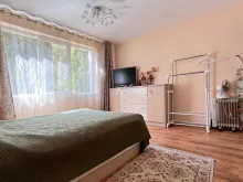кровать в спальне