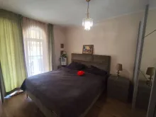 кровать в спальне