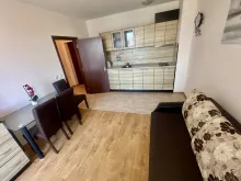 вид на гостиную и кухню