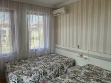 кровать в спальне