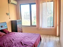 кровать в комнате