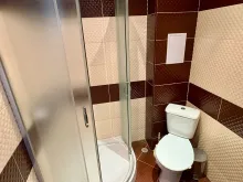душевая кабина в комнате