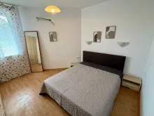 фвухспальная кровать в комнате