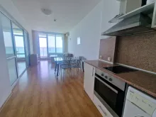 вид на гостиную и кухню