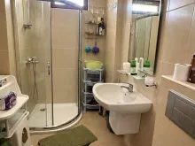 ванная комната с туалетом и душевой кабиной.