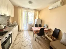 вид на гостиную и кухню