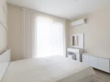 кровать в спальне