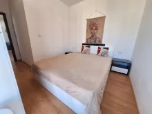 кровать в комнате