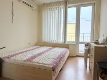 кровать в спальне