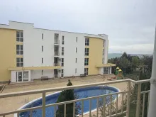 вид на бассейн из террасы