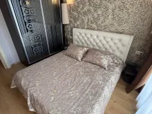 кровать в спальне и шкаф