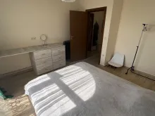 кровать в спальне