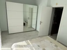 кровать в спальне