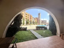 Крытая терраса с видом на двор и бассейн Marina Cape