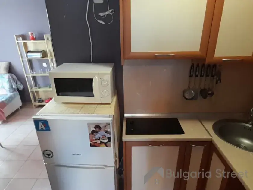 Кухонный уголок с холодильником