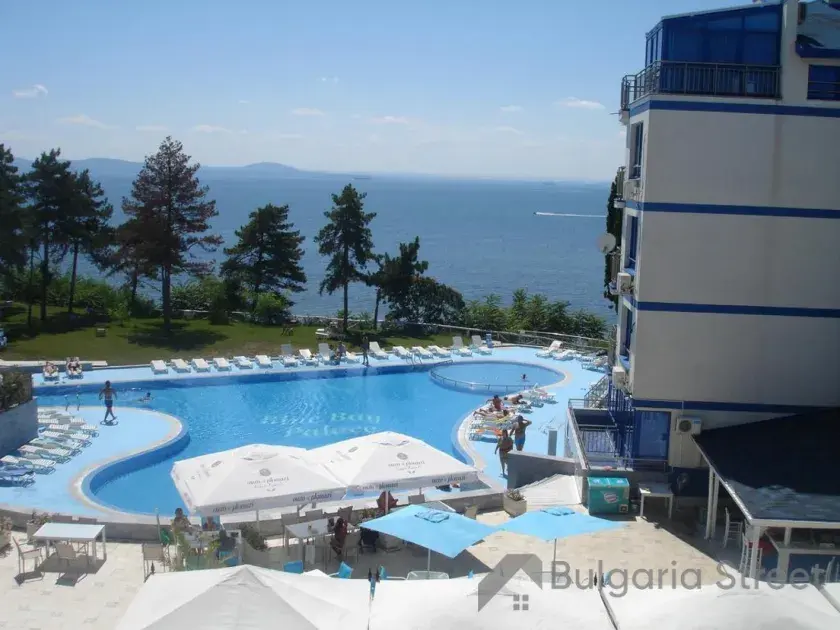 Tерритория и бассейн комлекса Blue Bay Pałace