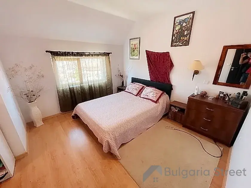 Спальная комната с кроватью