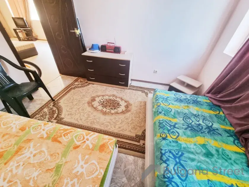 спальня с двумя кроватями