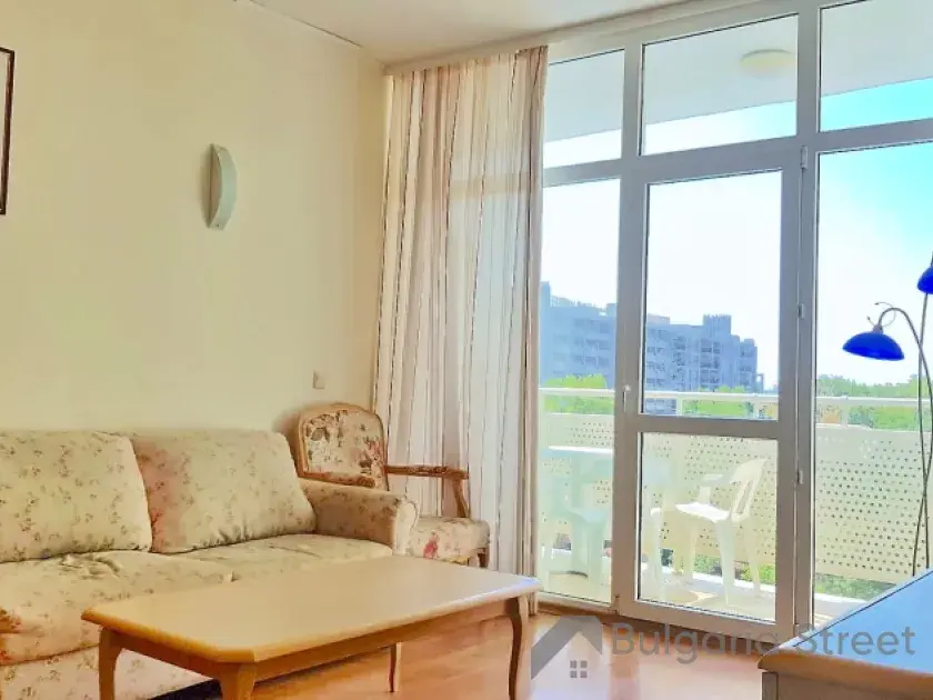 диван в гостиной