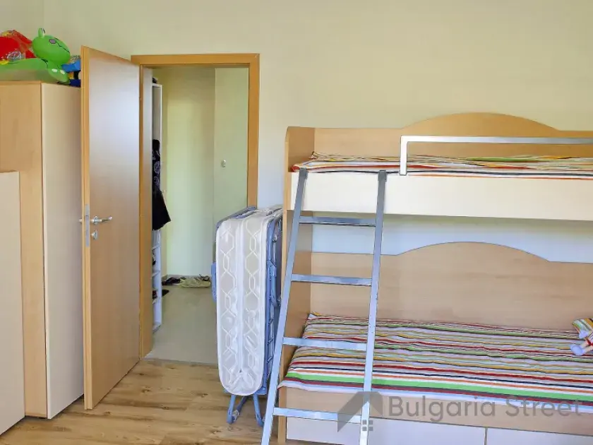 спальня с детской кроватью