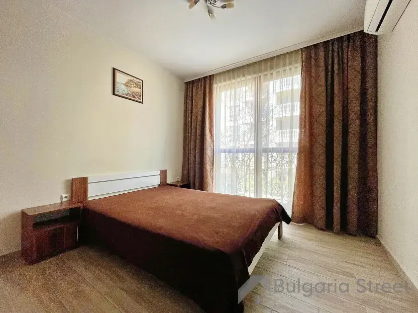 кровать в спальне