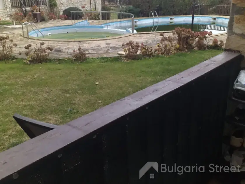 вид на бассейн с террасы